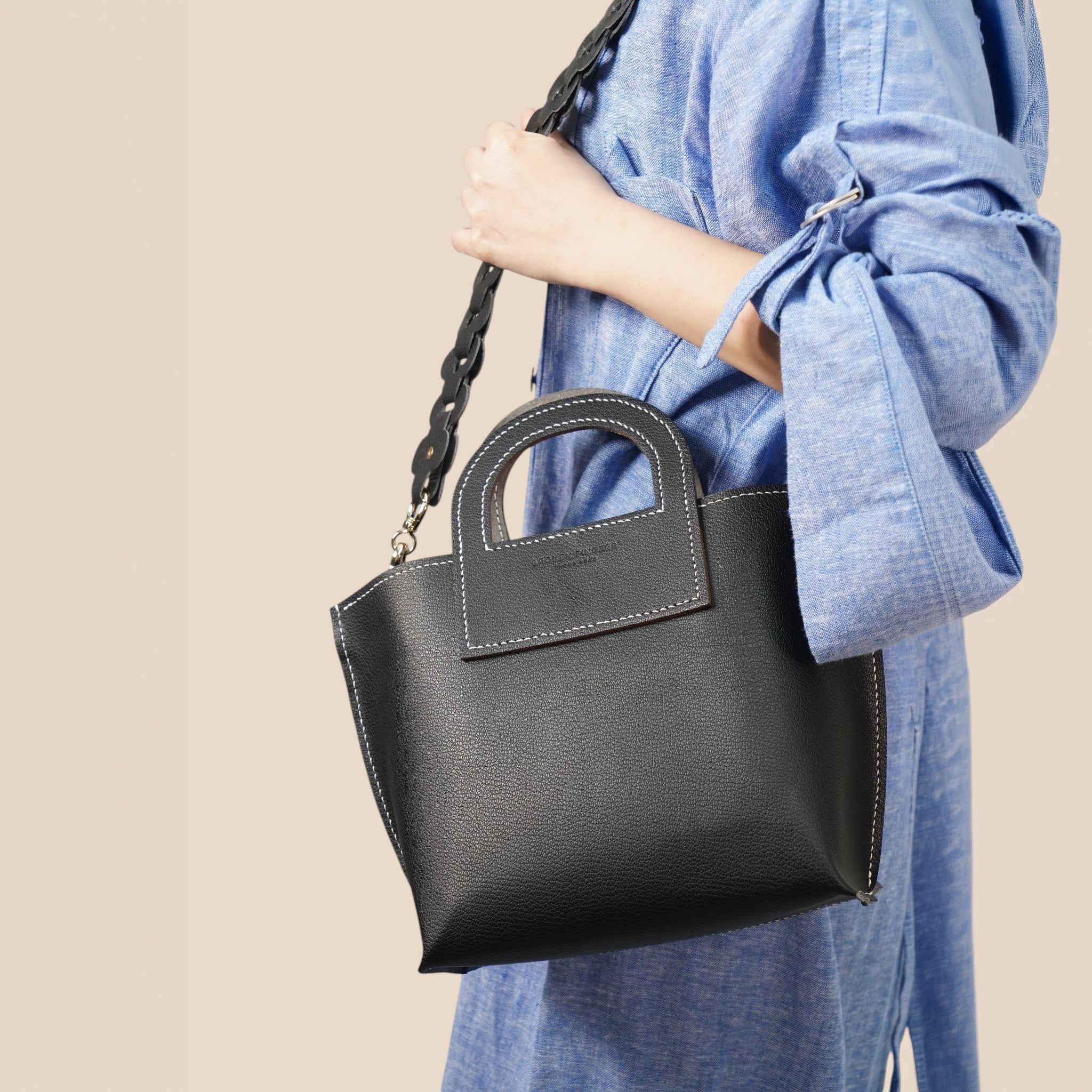 Harvest Bag 黑色 X 焦糖啡 model 手提
