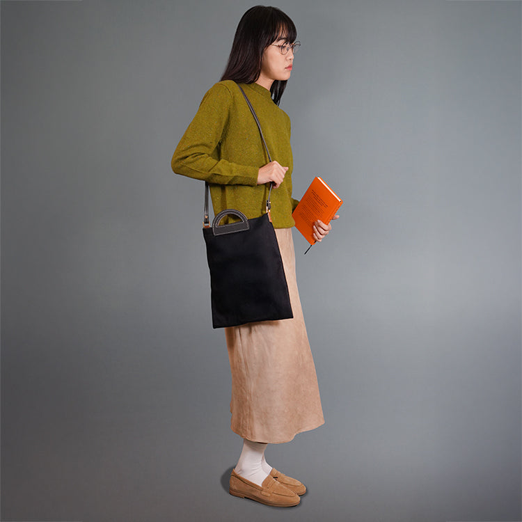 Flat Tote AP【 啡色 X 黑色 】69%環保蘋果皮革牛仔布袋