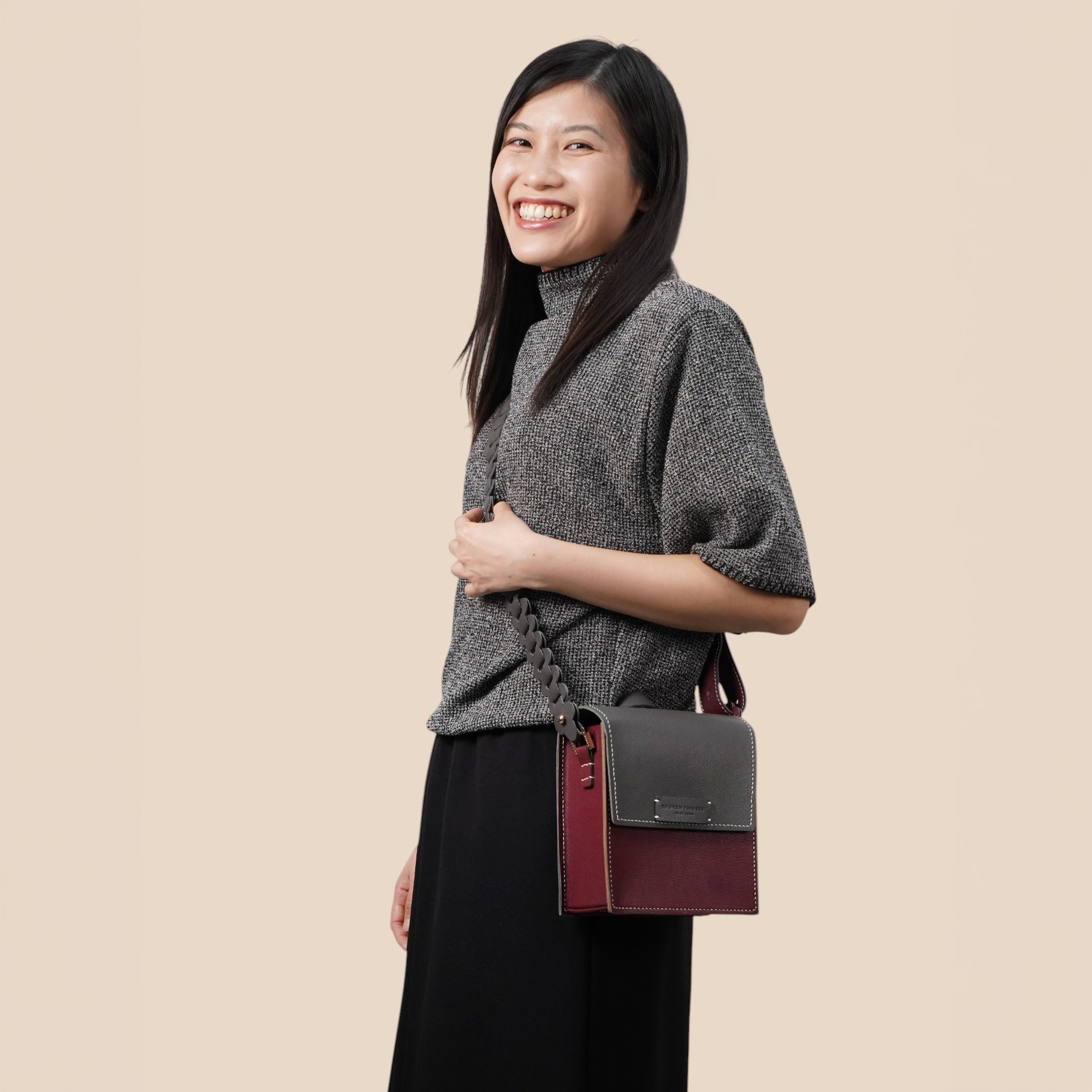 客人 Tracy 與酒紅×黑色 Boxy Bag 盒型斜孭袋