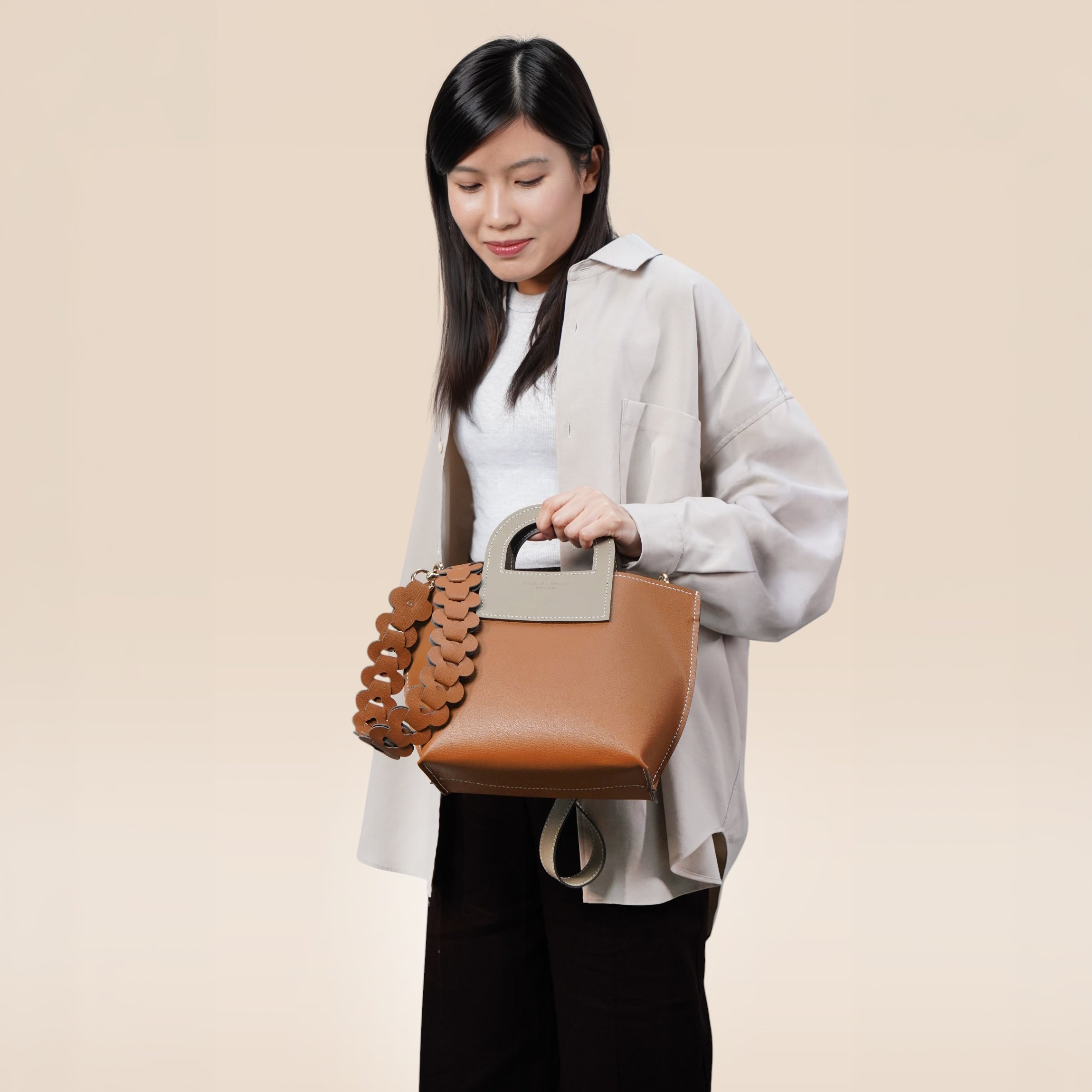 客人 Tracy 與焦糖啡 Box Tote 兩用框形袋