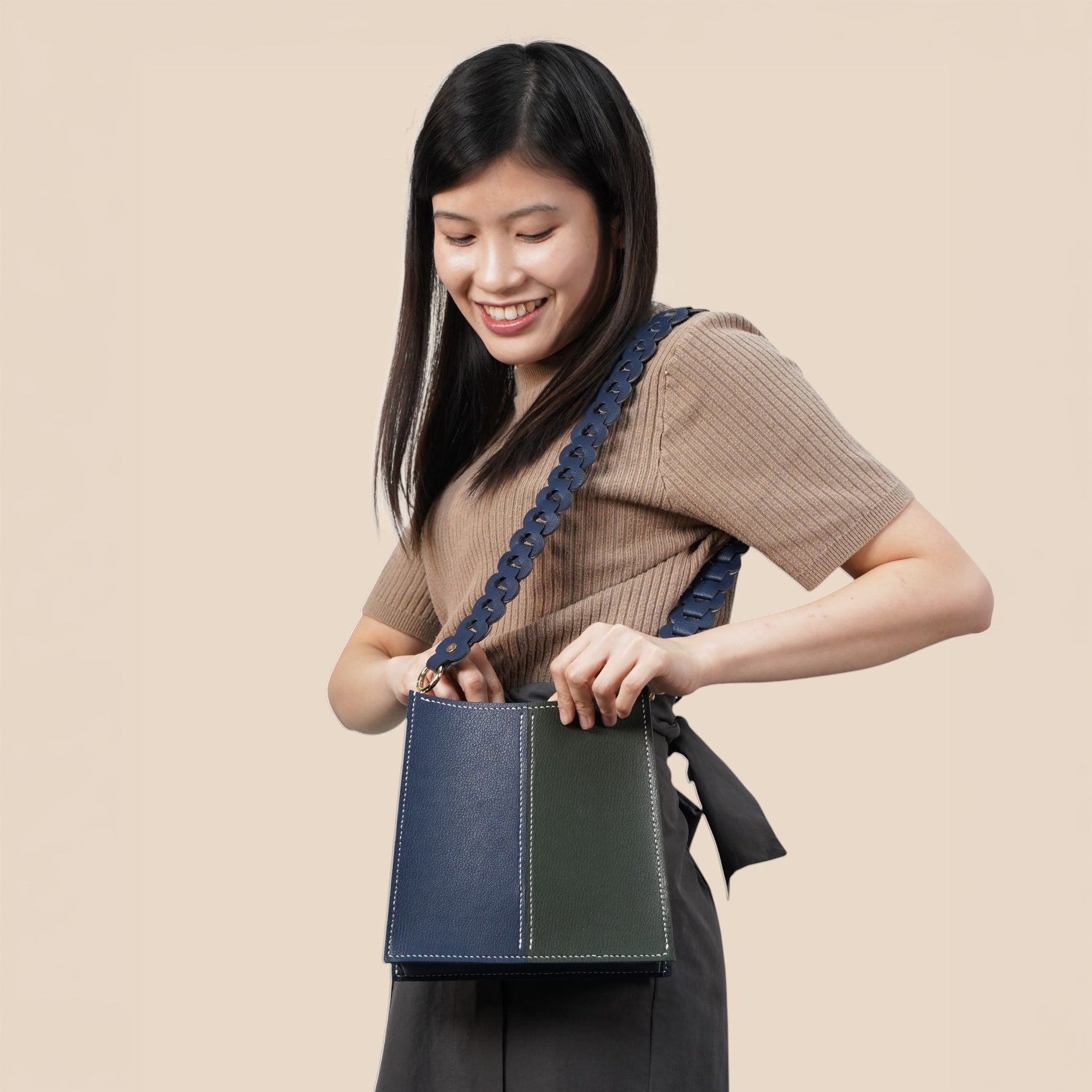 客人 Tracy 與深藍×墨綠 Square Bag 方形斜孭袋